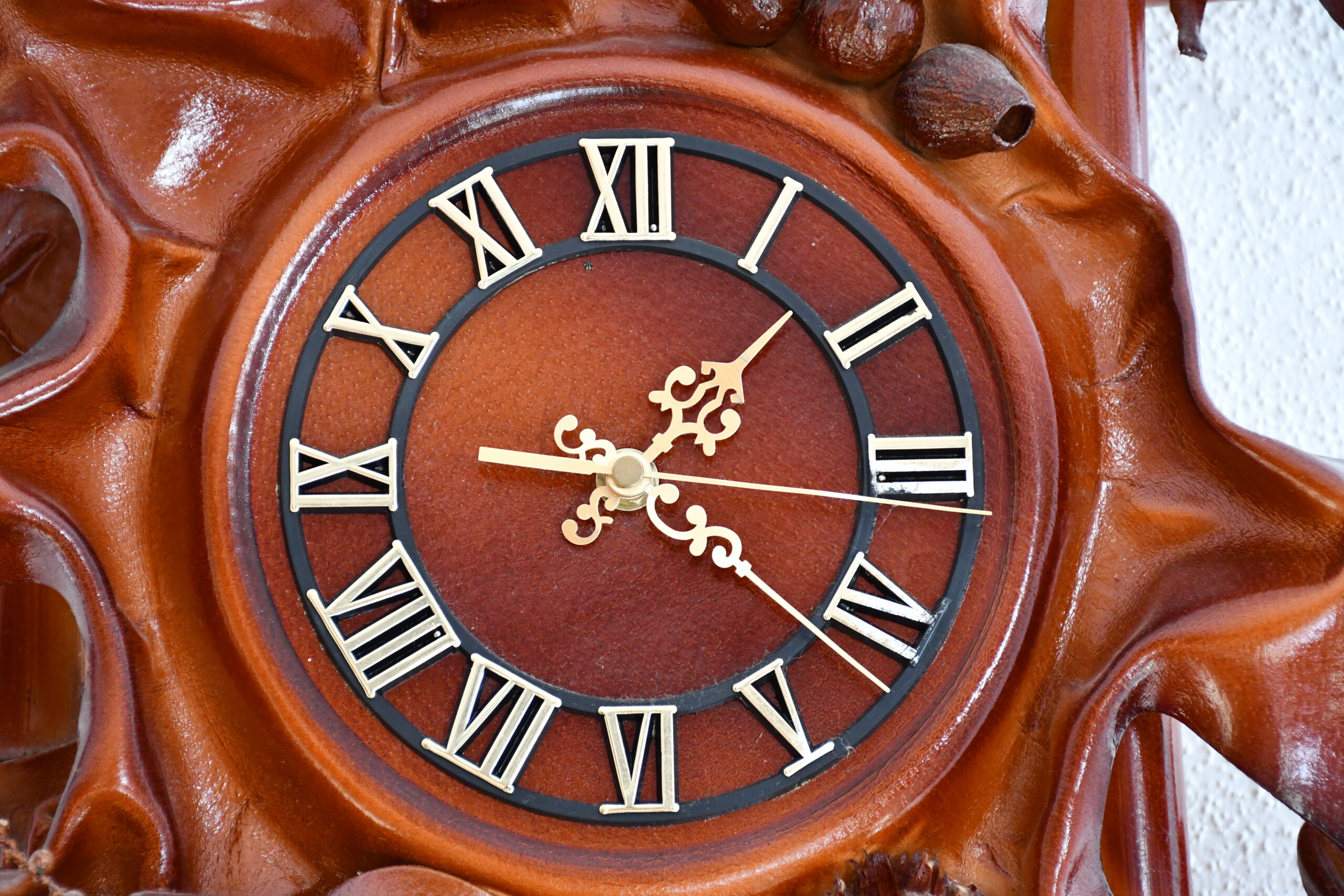 Zegar skórzany wskazujący godzinę ok. 13:27